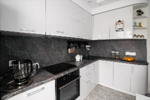 Белая кухня с черной мраморной столешницей