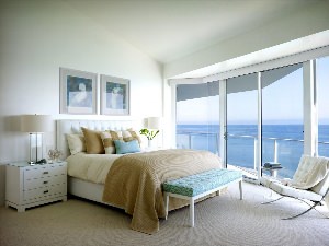 Спальня с панорамным видом на море