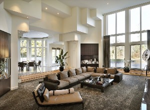 Дизайн гостиной с высокими потолками