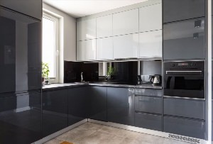 Глянцевая кухня серого цвета