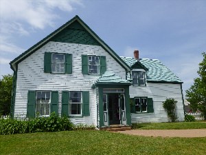 Белый дом с зеленой крышей