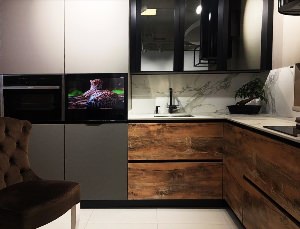 Телевизор в кухонном гарнитуре