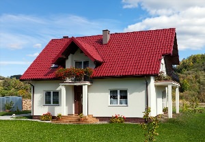 Дом с красной крышей металлочерепица