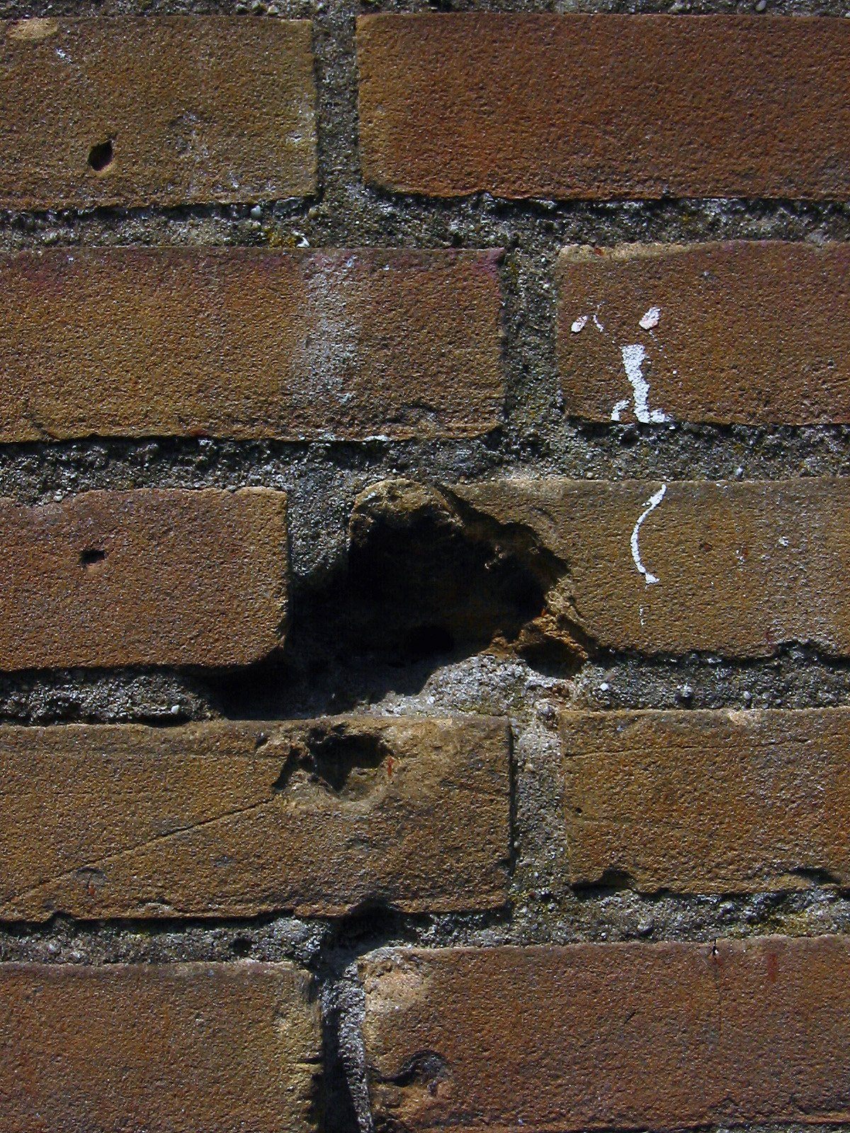 Трещины в стенах дома. Трещины в кирпичной кладке. Трещины в кладке кирпича. Трещина в кирпичной стене. Трещины в стене из кирпича.