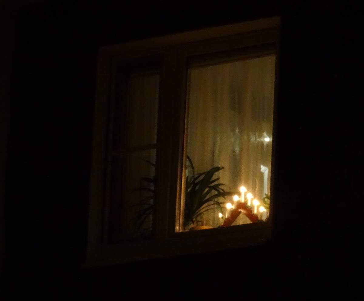 Погасли в окнах свечи. В окне горит свет. Яркий свет в окне. Ночное окно снаружи. Свет в окне.