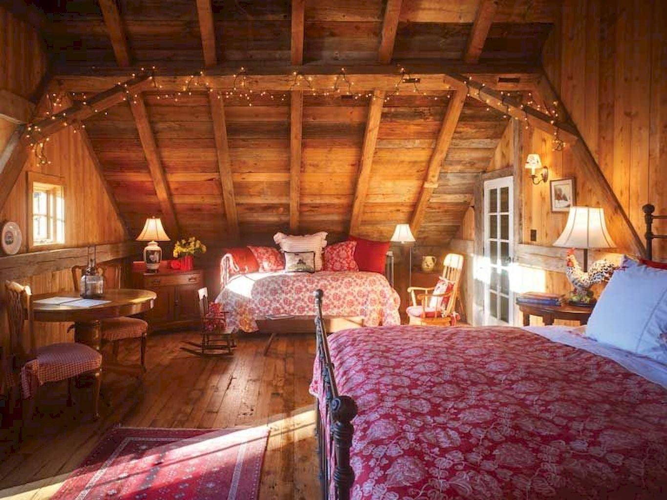 Чердак сша. Спальня на чердаке на даче. Уютная комната на чердаке. Уютная комната на даче. Мансардные спальные комнаты в деревенском стиле.