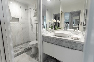 Белая мраморная ванная комната