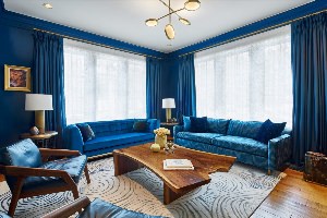 Дизайн гостиной с синими шторами