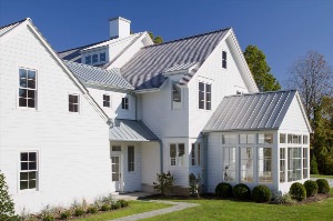 Белый дом с серой крышей