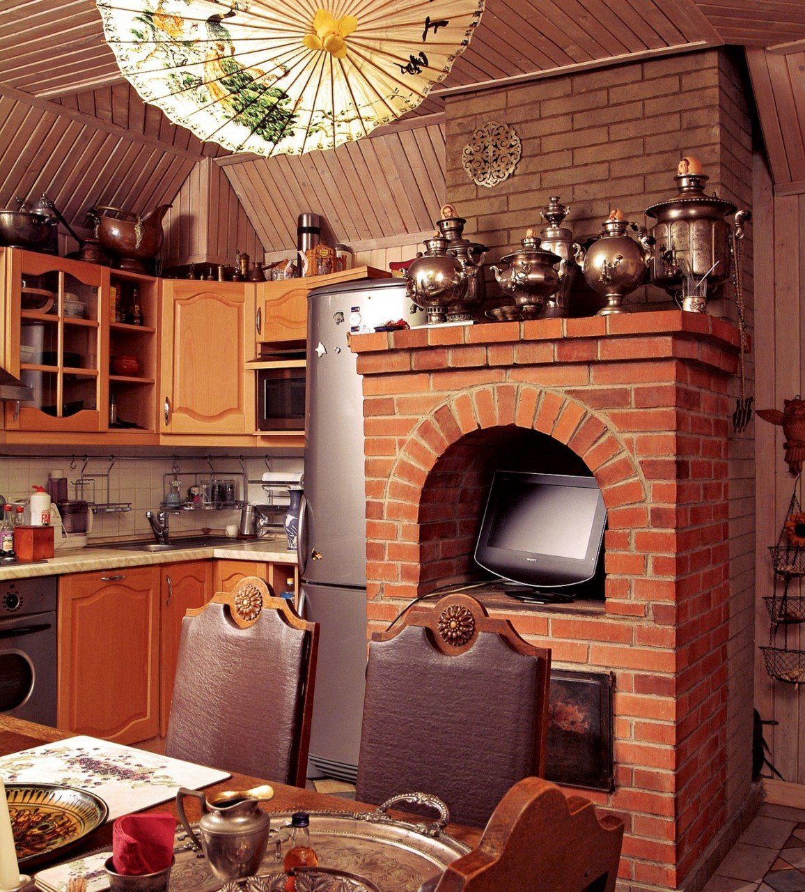 Русская печь в интерьере современной кухни