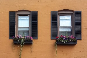 Фасады домов со ставнями