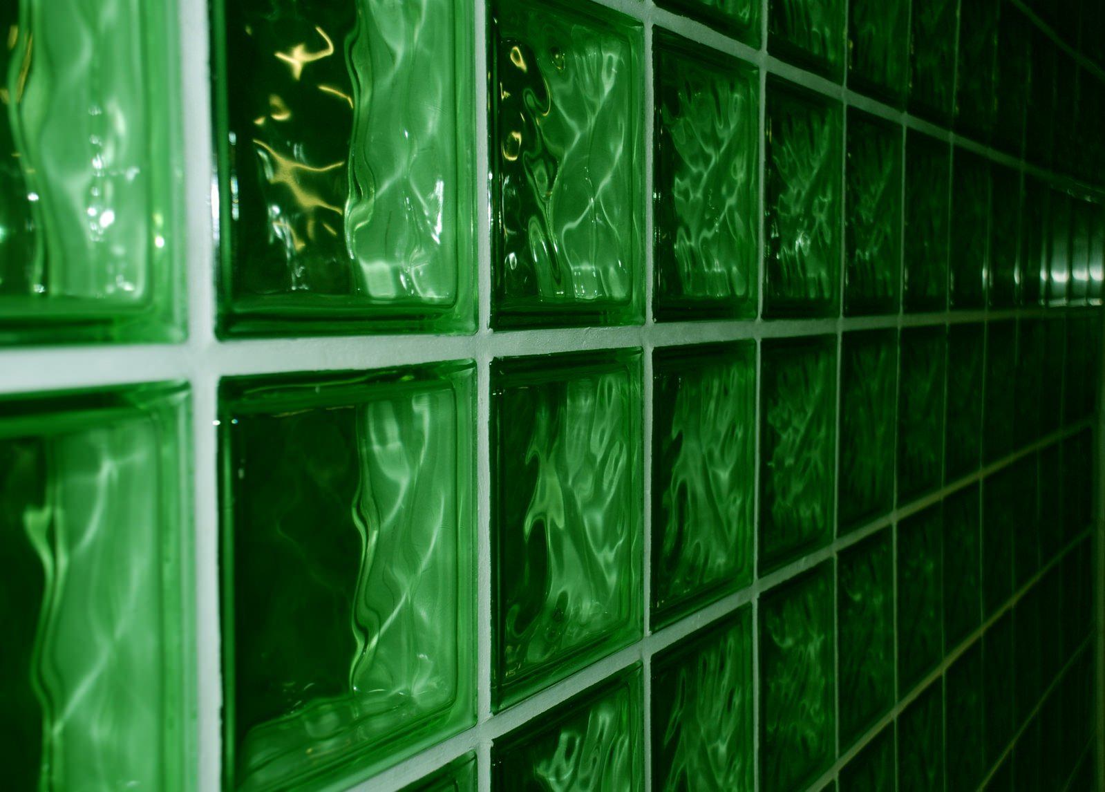 Зеленые стекла слова. Стеклоблоки зеленые. Зеленые окна. Зеленые стекла в окно. Зеленый стеклопакет.