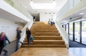 Открытая лестница в общественном здании