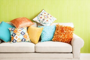 Разноцветные подушки в интерьере