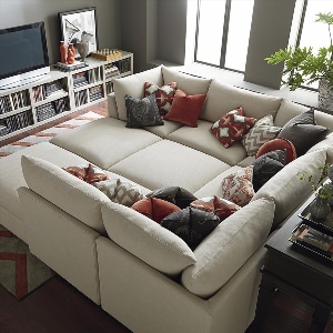 Большой диван в маленькой комнате