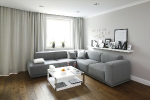 Интерьер гостинной с серым диваном