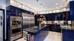 Синяя кухня с черной столешницей