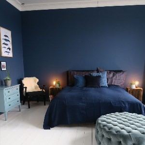 Темно синий цвет комнаты