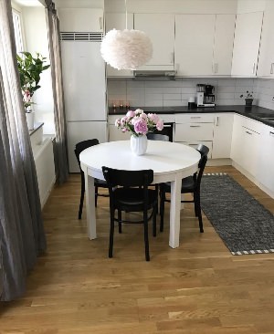 Овальный стол на кухню белый