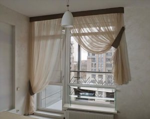 Ассиметричные шторы на кухню с балконом