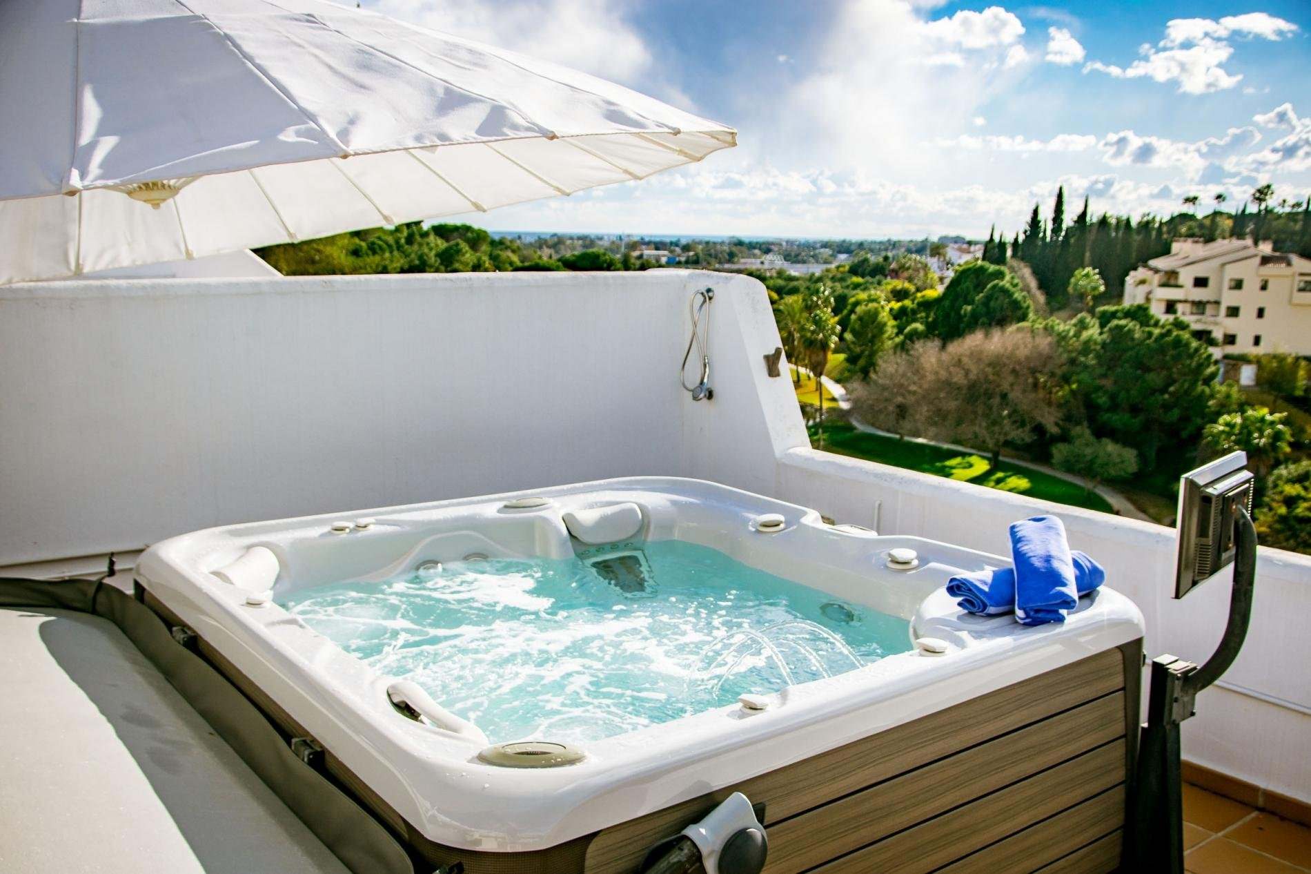 Jacuzzi Aura Plus