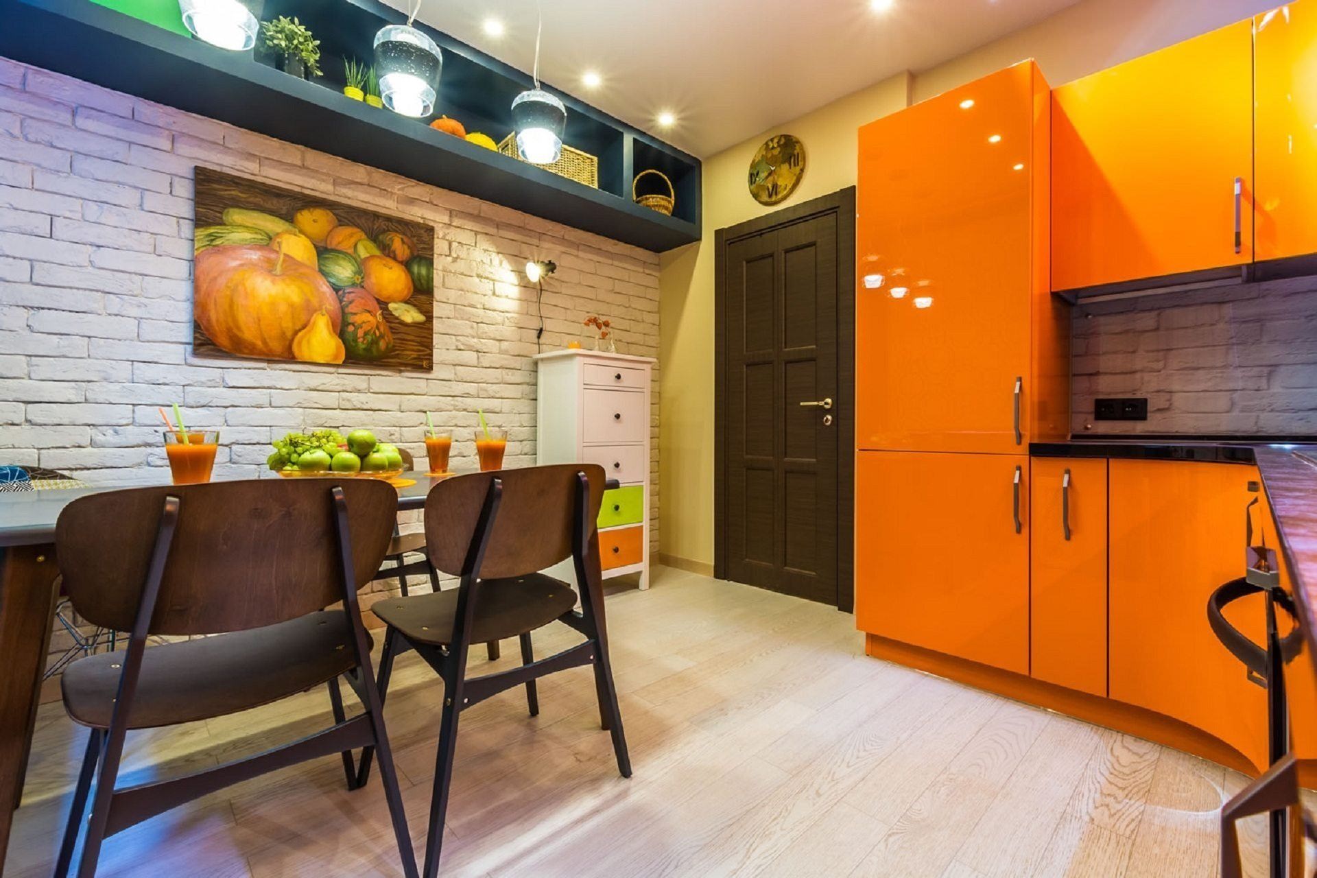 Обои для оранжевой кухни (50 фото): какие цвета подойдут к кухонному гарнитуру
