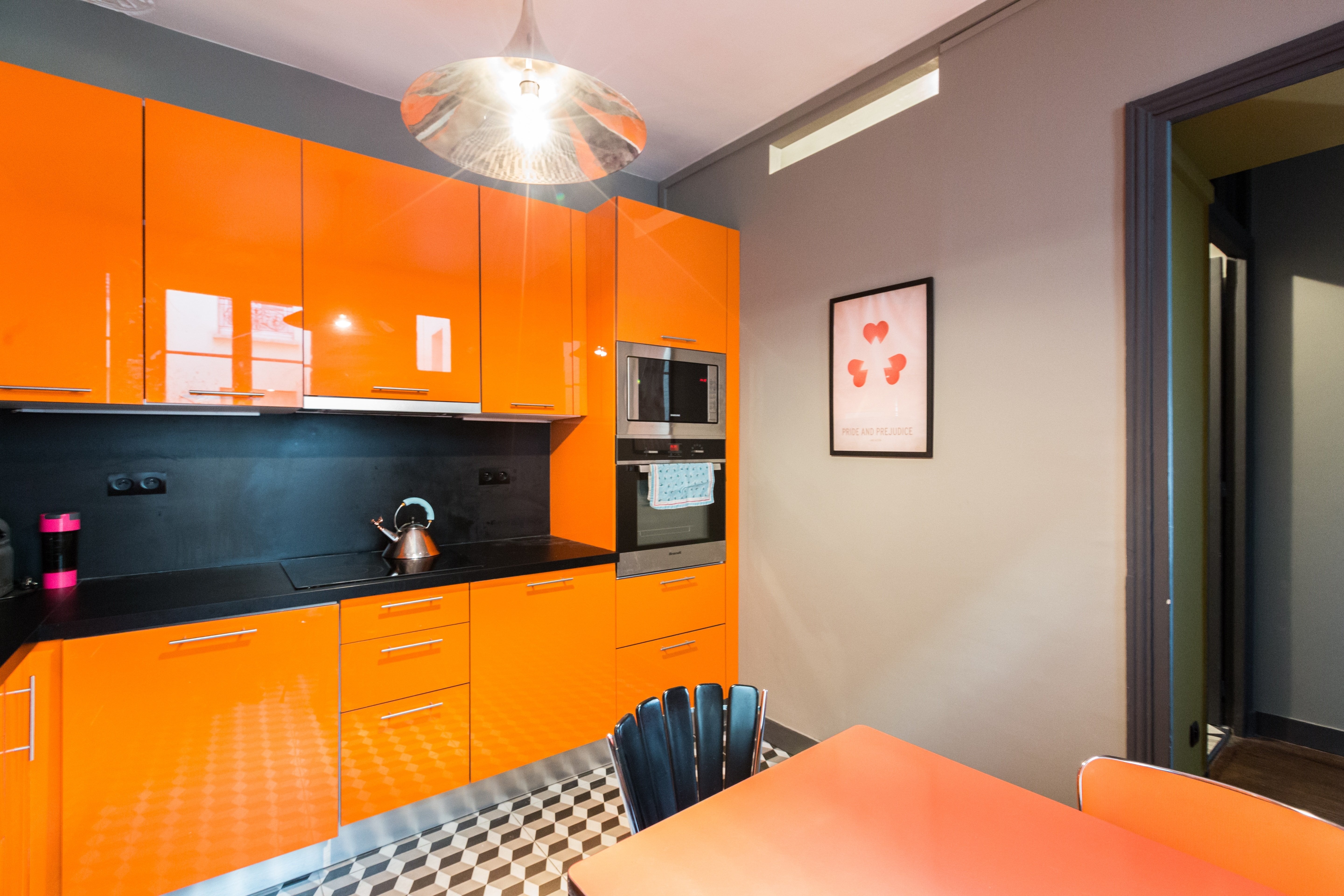 Обои оранжевого цвета для кухни: фото, цены