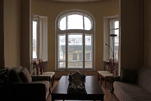 Дом в Питере с разными окнами