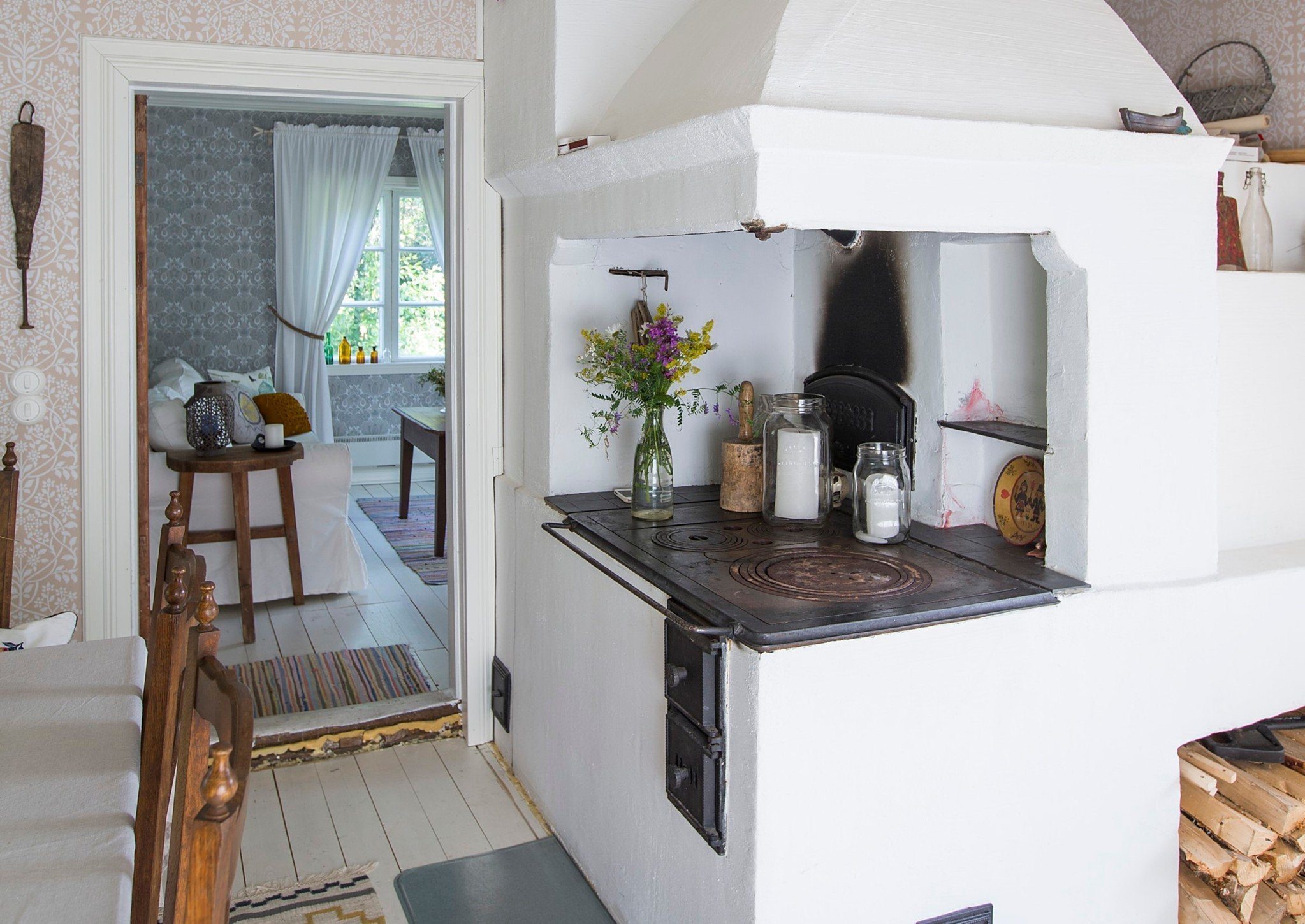 интерьер маленькой кухни в доме с печкой