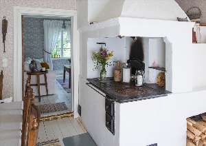 Частный дом маленькая кухня с печкой