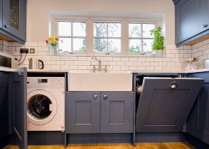 Отдельностоящая стиральная машина на кухне