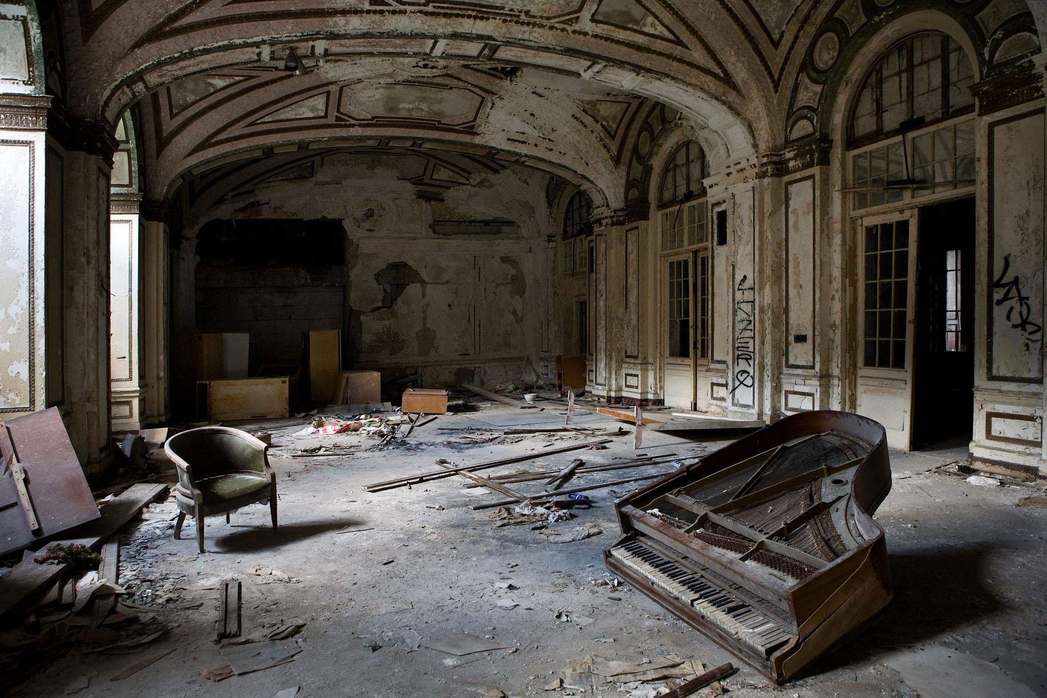Заброшенный отель в Детройте. Заброшенное здание. Разрушенное здание внутри. Связанный и разрушенный