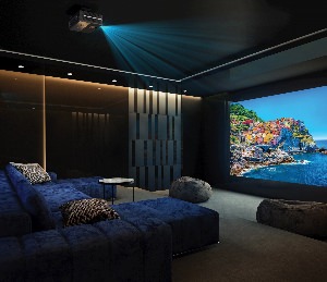 Домашний кинотеатр с проектором в интерьере
