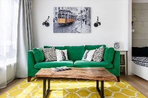 Зеленого цвета диван в интерьере