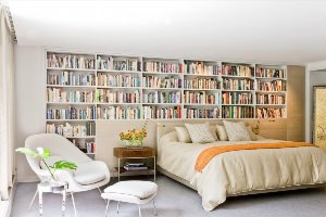 Книжные полки в интерьере спальни