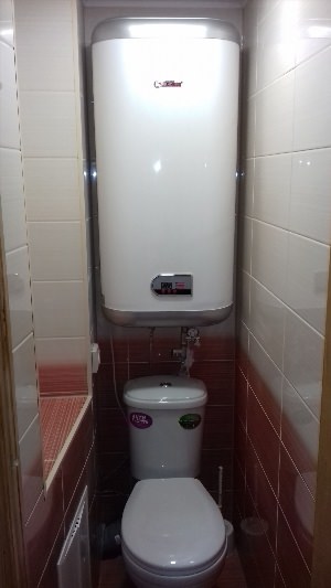 Дизайн маленького туалета с бойлером
