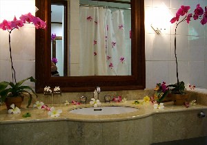 Цветочная композиция для ванной комнаты