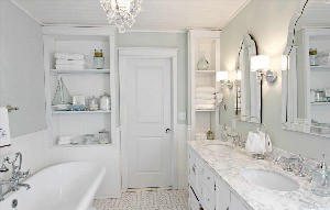 Ванная комната с белой мебелью