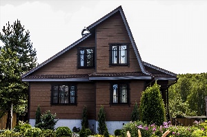 Деревянный дом с коричневой крышей