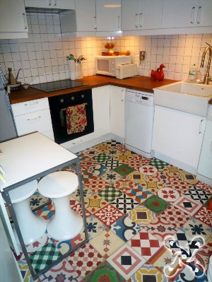 Цветная плитка на пол кухни