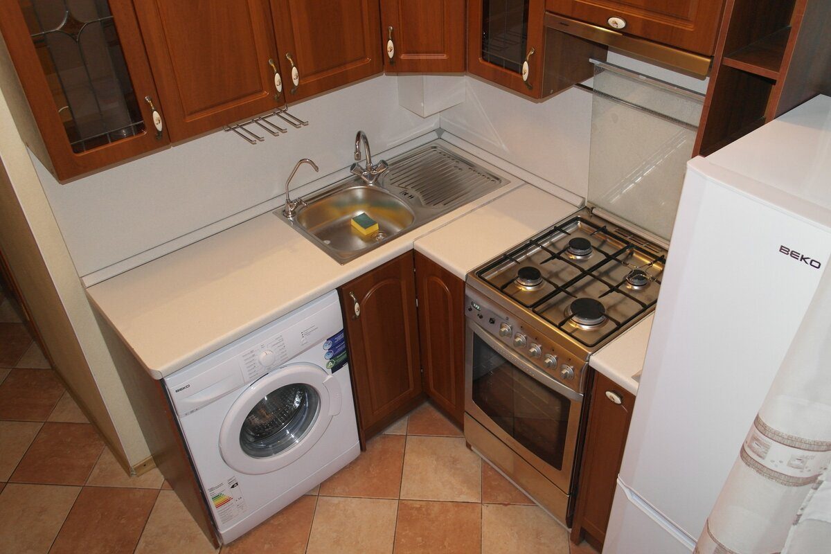 Угловая кухня с встроенной стиральной машиной (58 фото)