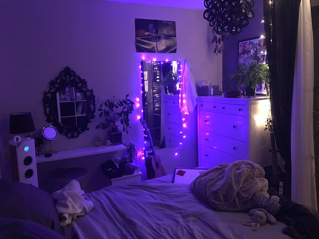 Что есть подростку ночью. Фиолетовая комната. Красивая фиолетовая комната. Неоновые комнаты для девочек. Фиолетовая комната для девочки.