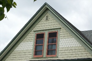 Окно на фронтоне двухскатной крыши