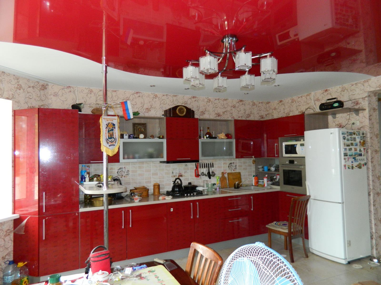 натяжные потолки кухня двухцветные фото