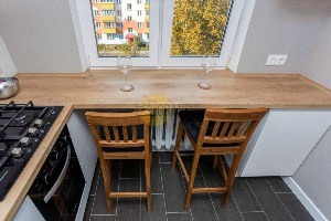 Кухонный стол у окна