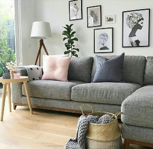 Светло серый диван в интерьере
