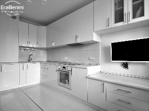 Белая глянцевая кухня с серой столешницей
