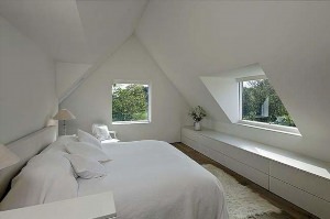 Дизайн комнаты с наклонным потолком