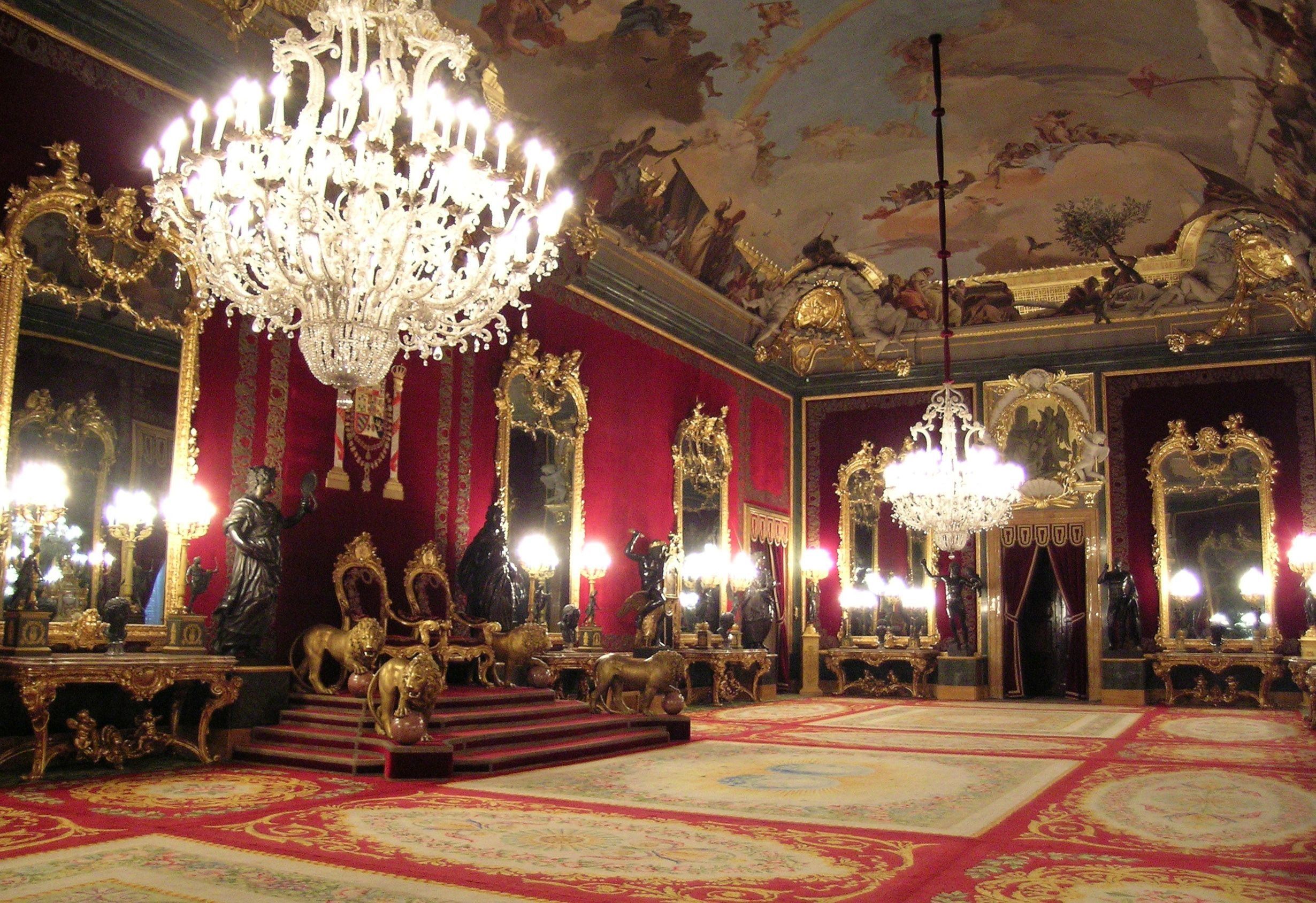 Резиденция королей на юге испании красный замок. Королевский дворец Мадрид залы. Королевский дворец Palacio real Мадрид. Королевский дворец в Мадриде внутри. Тронный зал короля Испании.