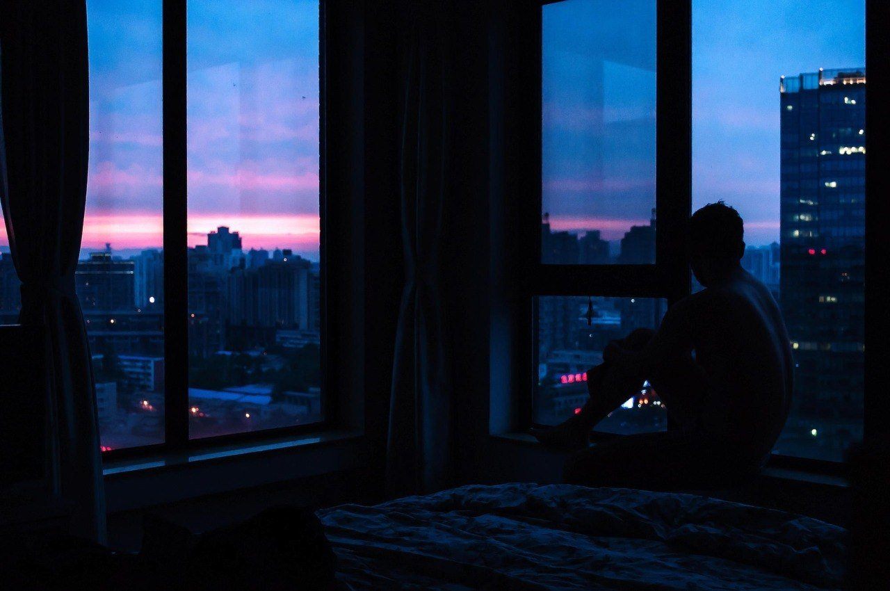 Сон люди в окнах. Окно вечер. Парень ночью у окна. Окно ночью. Парень сидит на окне.